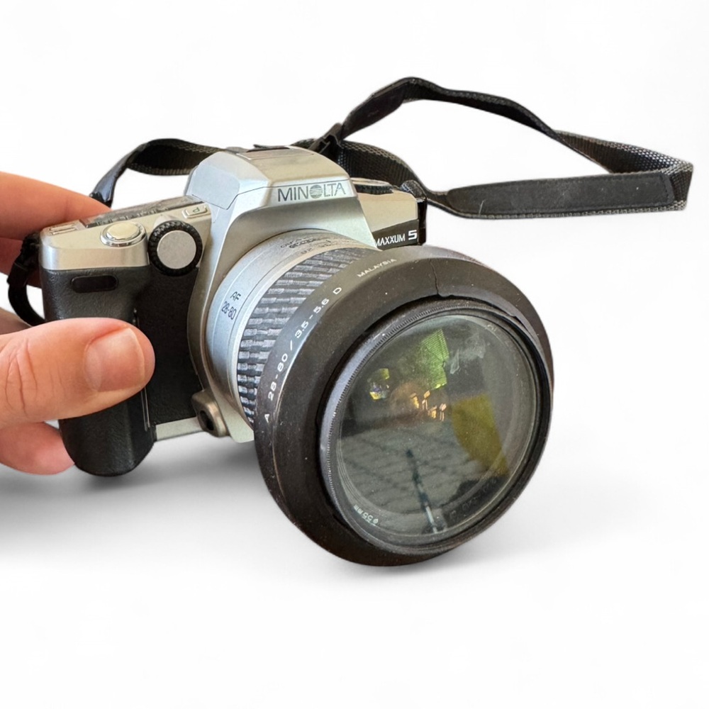 Minolta - Vintage Maxxum 5 Silver and Black SLR Camera with extra lenses - Picture 2 of 8